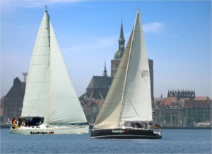Zwei SeaTrips Segelboote vor Stralsund (Bildmontage; finde den Fehler)