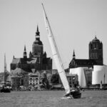 Segeln vor Stralsund mit SeaTrips (schwarzweiß)