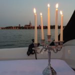 Im Kerzenschein ankern wir vor Stralsund