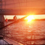 Romantisch in den Sonnenuntergang segeln.