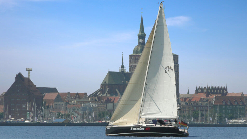 SeaTrips segelt mit der Enjoy hart am Wind.