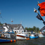 Verträumte Fischerdörfer auf der Insel Hidden. Mit SeaTrips ganz entspannt auf die Insel segeln.